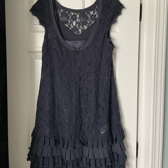 Gorgeous lace dress by Jessica Simpson - Picture 2 of 3